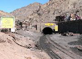 عمليات خاكبرداري از معدن حادثه ديده ادامه دارد