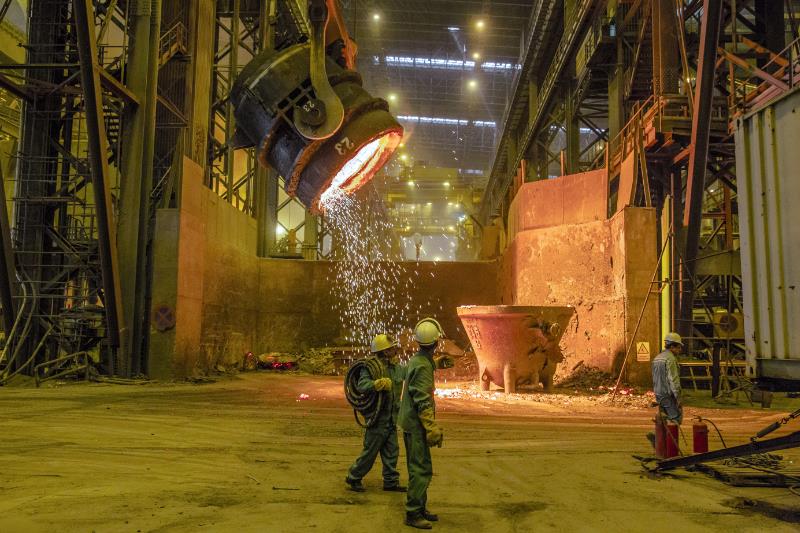 دستيابي به بيشترين تعداد تعويض پاتيل سرباره با کمترين توقف کورههاي قوس الکتريکي