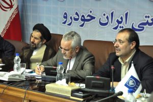 خودروسازان در جهت بالا بردن كيفيت و كاهش قيمت خودرو تلاش كنند