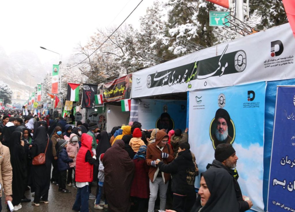 موکبهای شرکت توسعه آهن و فولاد گلگهر میزبان زائرین سردار دلها در گلزار شهدا