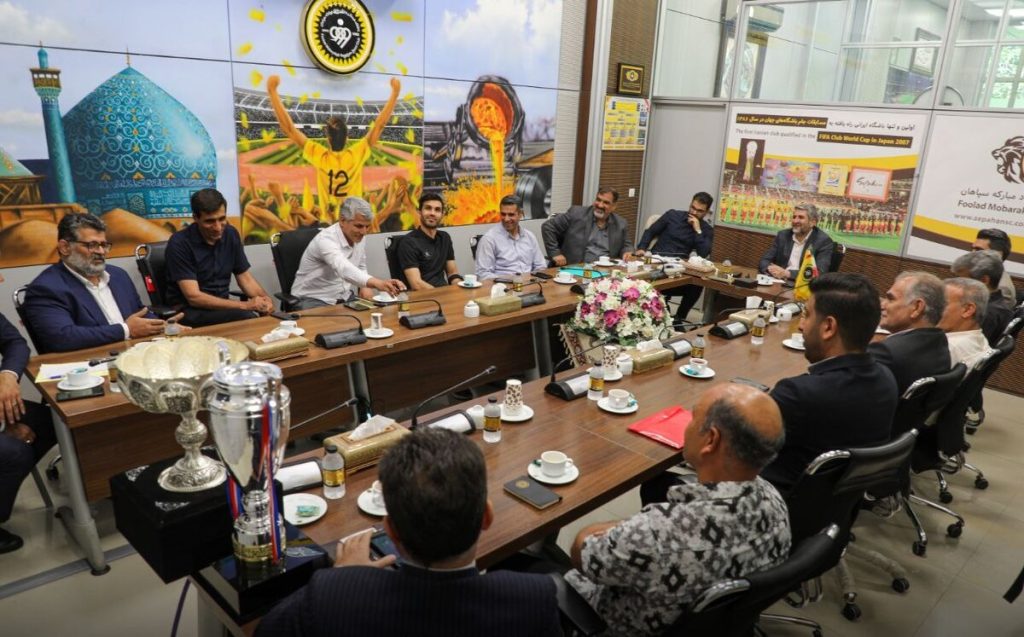نشست مدیرعامل سپاهان با مدیران تیمهای ورزش قهرمانی باشگاه