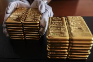 افزایش قیمت طلا به دلیل کاهش ارزش دلار و عدم قطعیت مالی