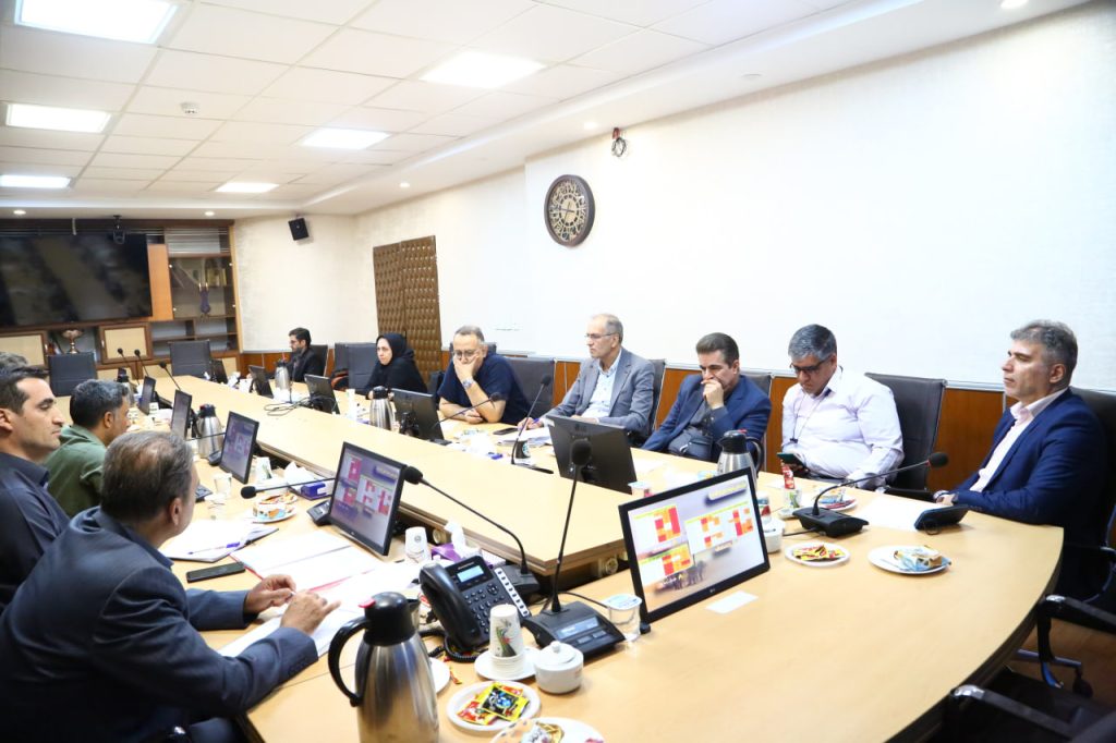 بهره‌گیری از رهنمودهای مشاوران خبره در اکتشافات هدفمند