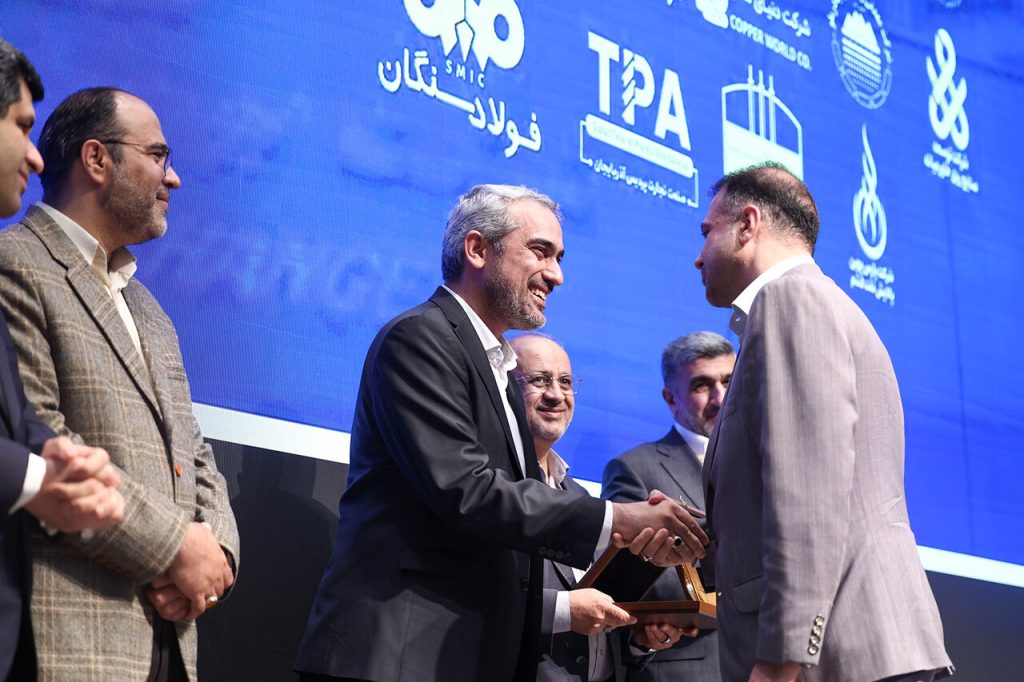 تجلیل از مدیرعامل شرکت ملی مس در همایش «برترینهای بورس کالای ایران»