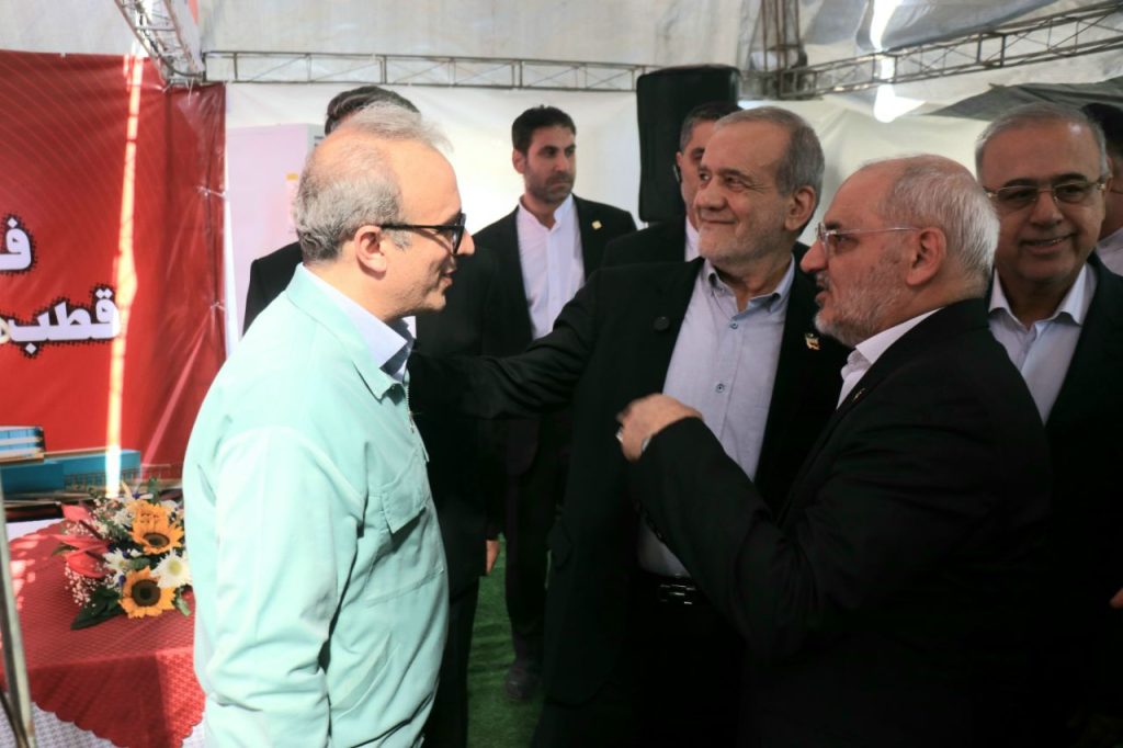بازدید رئیسجمهور از غرفه فولاد هرمزگان در نهمین سفر استانی