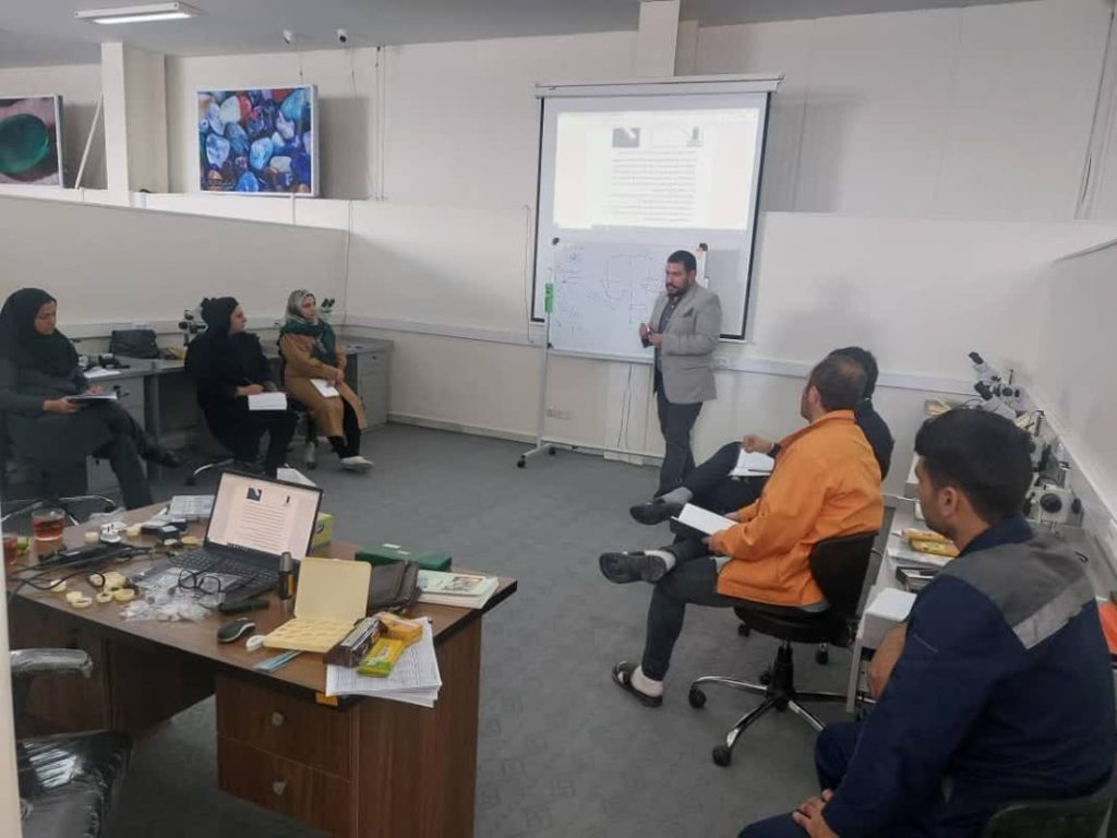 برگزاری دوره تخصصی گوهرشناسی در مرکز تحقیقات کاربرد مواد معدنی غرب کشور