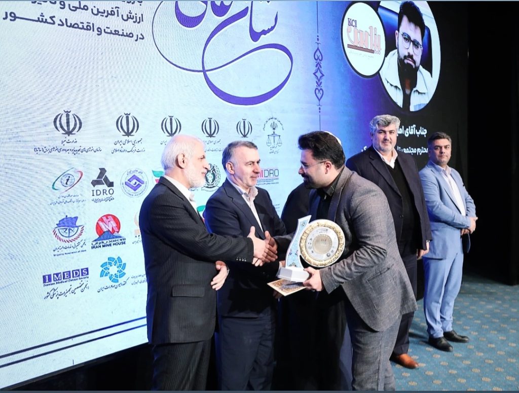 نشان عالی مدیر سال ۱۴۰۴ به امید کوهی رسید