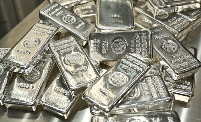 نقره برای نخستین‌بار از ۱۰۰ دلار عبور کرد