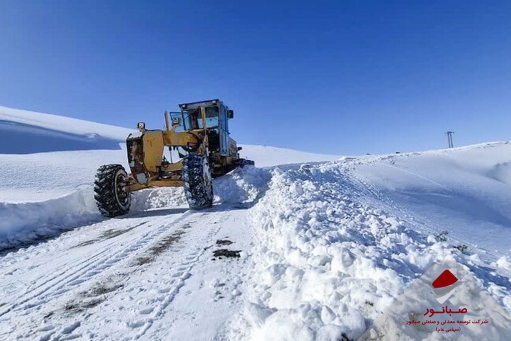 صبانور در کنار مردم کرانی؛ برف‌روبی و امدادرسانی به جاده‌های روستایی بیجار