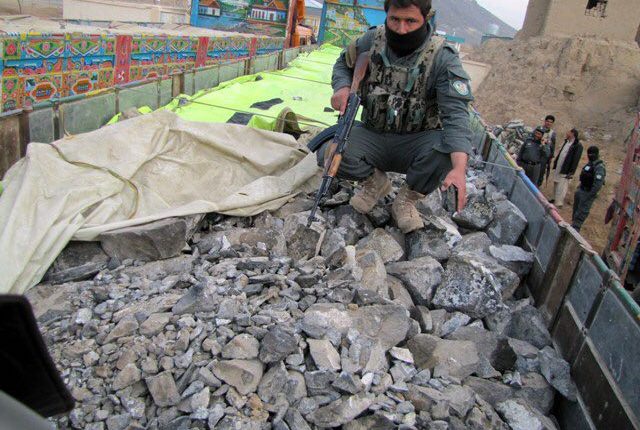 کشف ۲۰ تن سنگ معدنی و تزئینی قاچاق در بندرعباس توسط پلیس هرمزگان