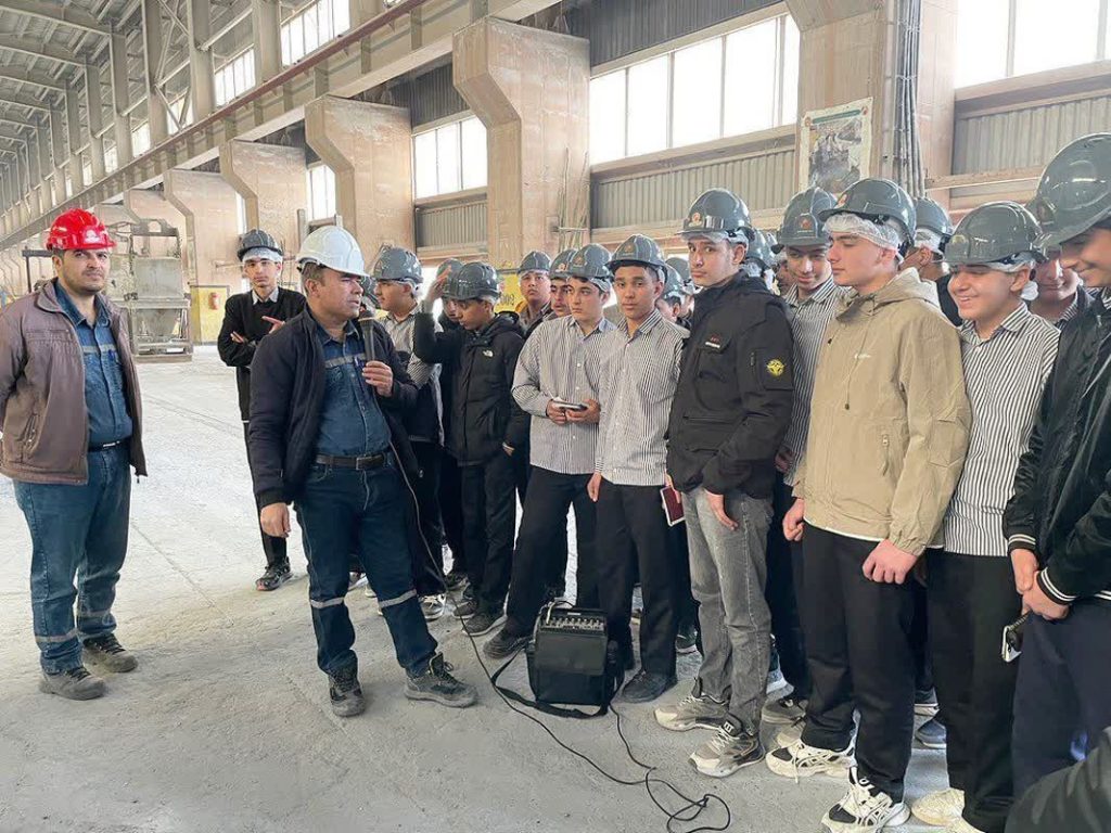 بازدید آموزشی دانش‌آموزان گرمه از شرکت آلومینای ایران