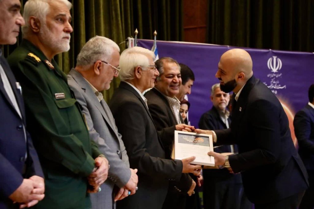 مدیر روابط عمومی فولاد خوزستان تندیس جشنواره «سلام» را دریافت کرد